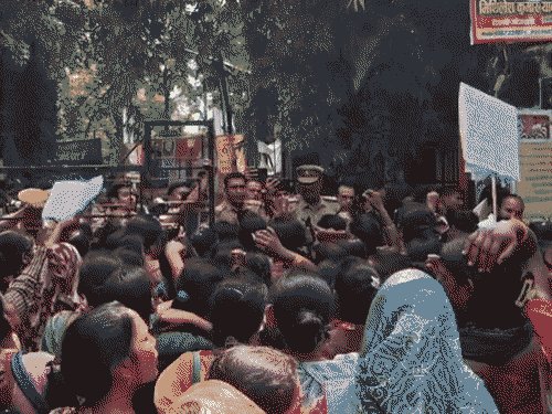 वाराणसी में समूह संचालिकाओं का जिला मुख्यालय पर प्रदर्शन:बोलीं - पंचायत स्तर के सभी काम हम करते हैं और मानदेय मात्र 2 हजार