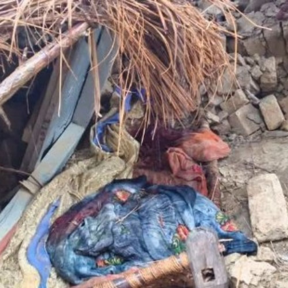 सीतापुर में कच्ची दीवार गिरने से युवक की मौत:मलबे में दबा था युवक, ग्रामीणों ने हटाकर अस्पताल पहुंचाया
