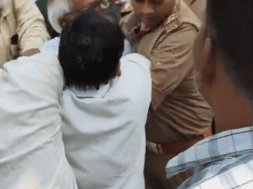 गोरखपुर में कांग्रेस कार्यकर्ताओं और पुलिस में झड़प:मुख्य चुनाव आयुक्त ज्ञानेश कुमार के इस्तीफे की मांग, पुतला छीना
