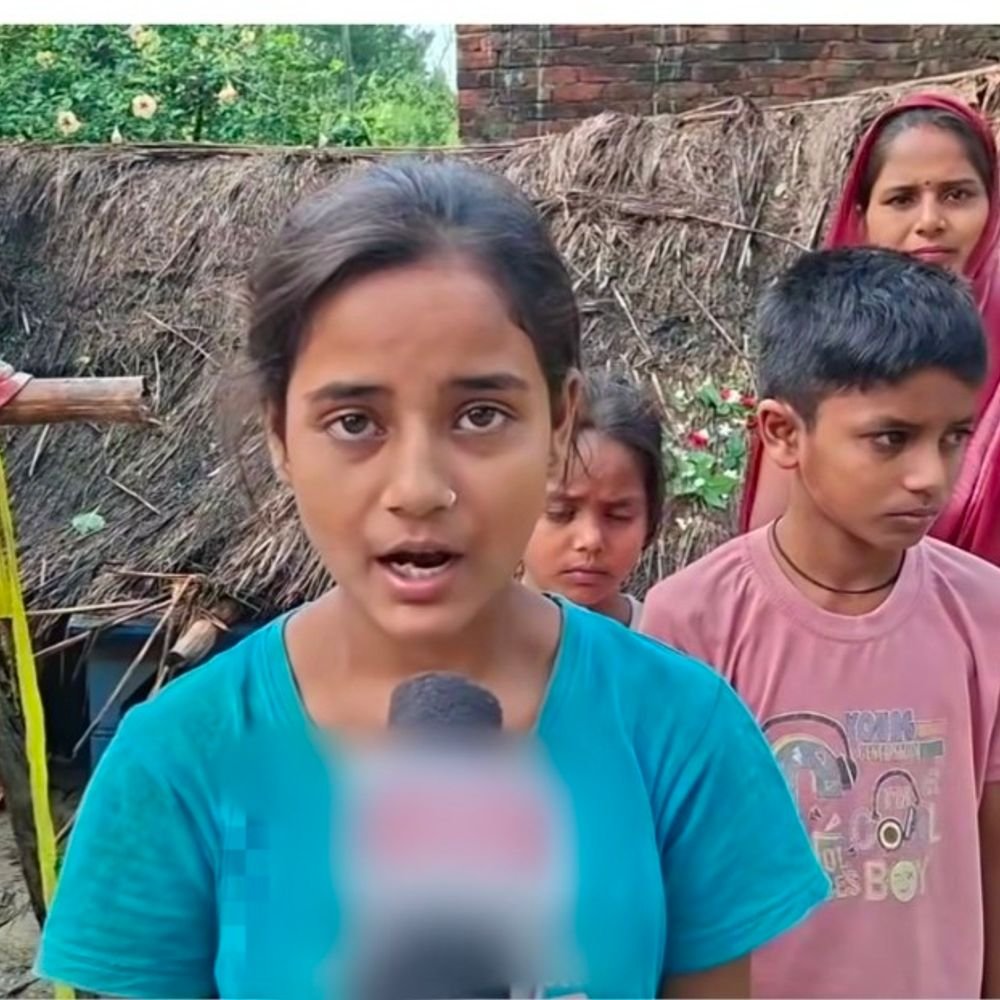 अयोध्या में बारिश से गिरा मकान:बच्ची ने लगाई मदद की गुहार, एसडीएम ने लेखपाल को भेजा