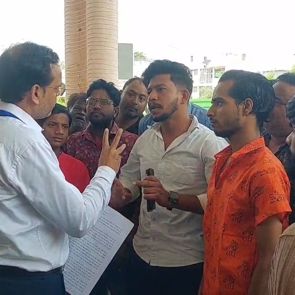 सड़क निर्माण के आदेश कागजों में:वार्ड 36 के लोग नगर निगम पहुंचे, अधिकारियों से की जल्द काम शुरू करने की मांग