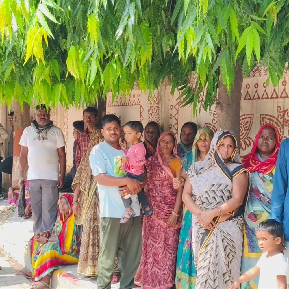 सुलतानपुर में प्रधान ने बिना नोटिस जेसीबी से झुग्गियां गिरवाईं:10 से ज्यादा परिवारों ने कलेक्ट्रेट पहुंचकर DM से न्याय मांगा