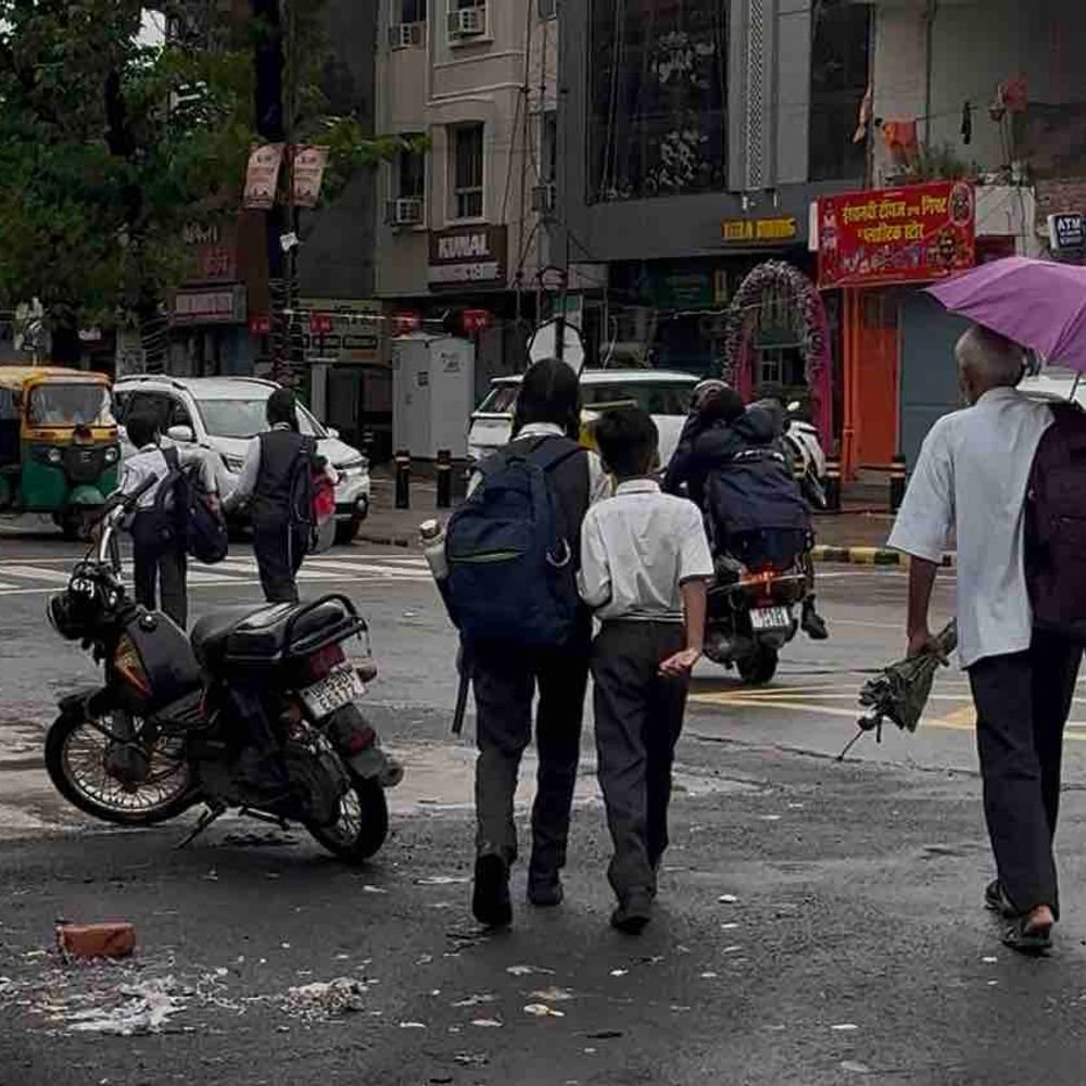 गोरखपुर में 24 घंटे से रुक-रुककर बारिश जारी:26°C तापमान, ठंडी हवाओं से मिली राहत; रविवार तक बारिश की संभावना