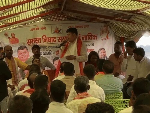 एक रोटी कम खाइए,लेकिन बच्चों को जरूर पढ़ाइए:काशी में नाविकों से बोले मंत्री राजभूषण चौधरी,कहा- हाइड्रोजन नाव से पर्यावरण हो रहा सुरक्षित