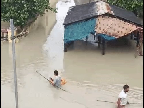 महराजगंज के सोहगीबरवा में बढ़ते जलस्तर से बाढ़ जैसे हालात:सैकड़ों घरों में घुसा पानी, परिवार सामान लेकर सुरक्षित जगहों पर पहुंच रहे