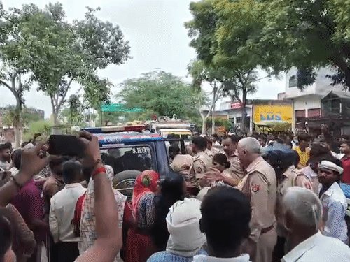 मंडी में आढ़ती ने मजदूर को पीटा, फिर पैर काटा:अलीगढ़ में परिजनों ने मुनीम को पीटा; धक्का-मुक्की करते हुए पुलिस की गाड़ी रोकी