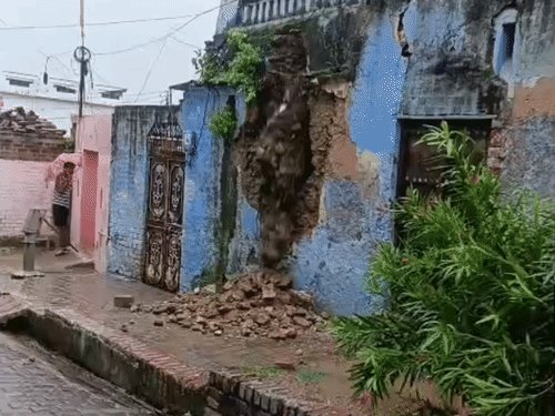 30 घंटे की बारिश में जर्जर मकान भरभराकर गिरा:जालौन में गृहस्थी का सामान मलबे में दबा, परिवार बेघर