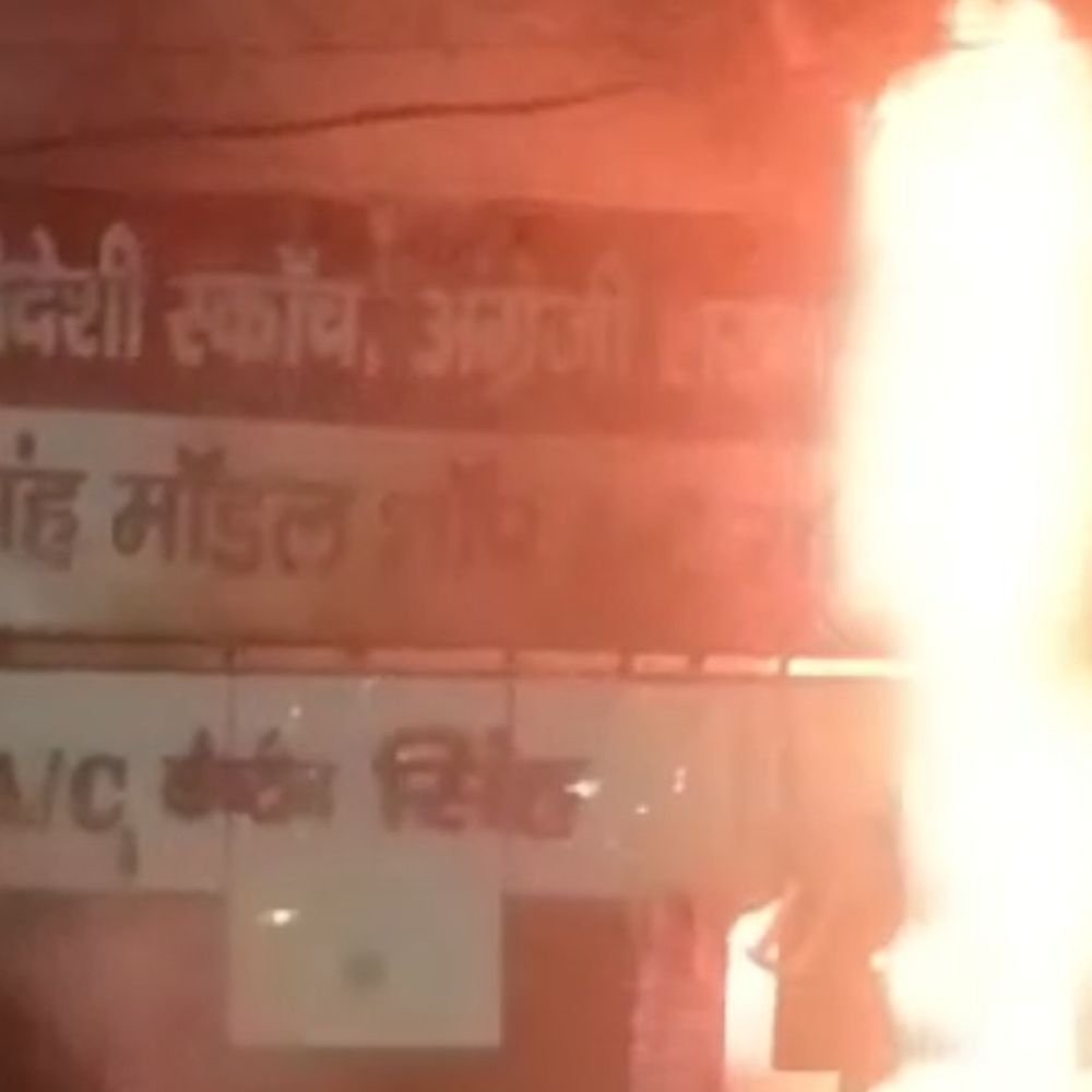 आगरा में शॉर्ट सर्किट से शराब ठेके में आग:50 लाख की शराब, सीसीटीवी और फर्नीचर जलकर खाक; एक घंटे में आग पर काबू पाया