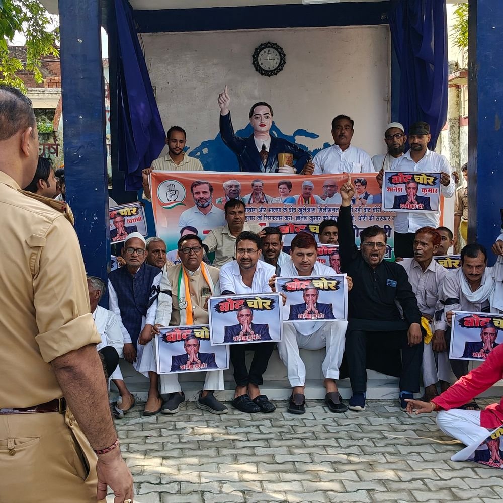 कन्नौज में कांग्रेस ने चुनाव आयुक्त के खिलाफ प्रदर्शन किया:पुतला फूंकने की कोशिश की, पुलिस ने छीना; कलक्ट्रेट तक मार्च भी नहीं निकाल पाए