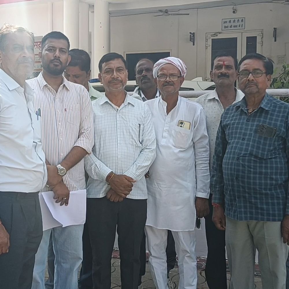 झांसी कलेक्ट्रेट में किसानों का प्रदर्शन:12 मांगों का ज्ञापन सौंपते हुए बोले-किसानों का उत्पीड़न बंद हो