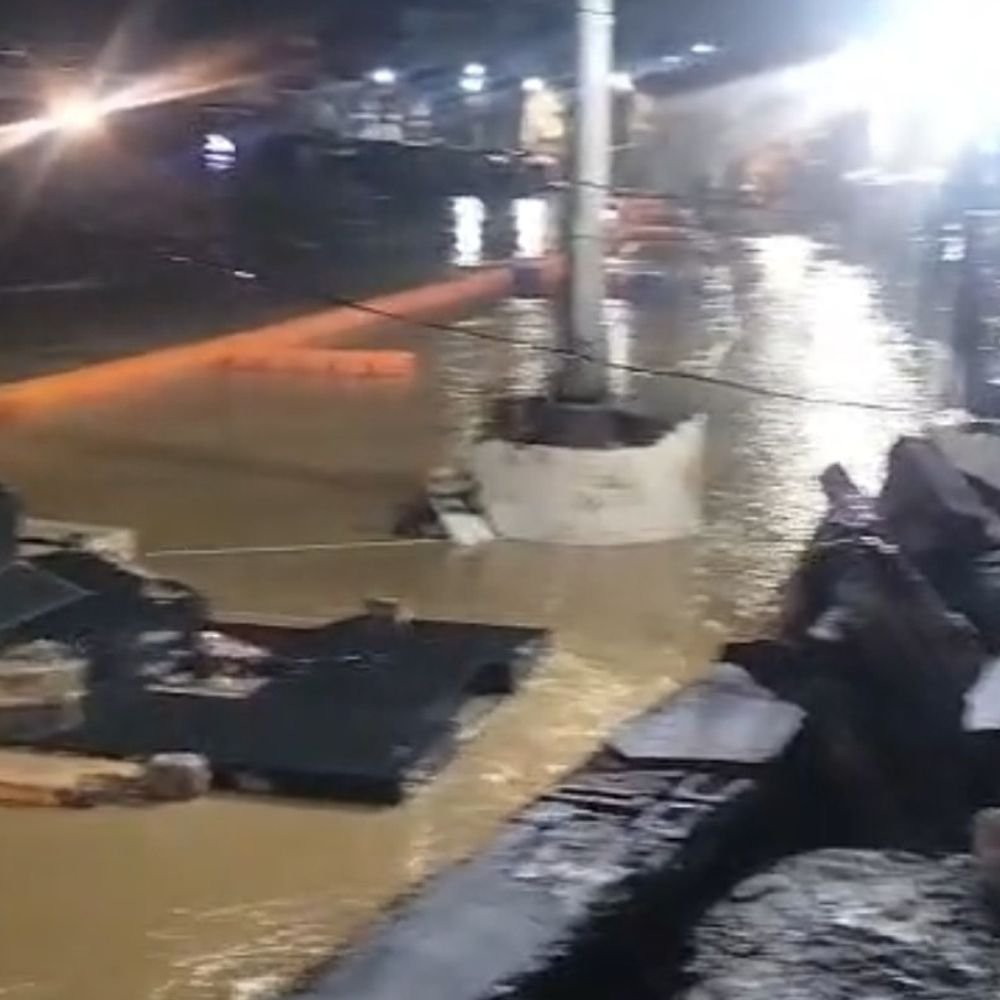 मंदाकिनी नदी खतरे के निशान से 1 मीटर ऊपर:चित्रकूट में रामघाट की सीढ़ियों तक पहुंचा पानी, दुकानदारों ने सामान समेटा