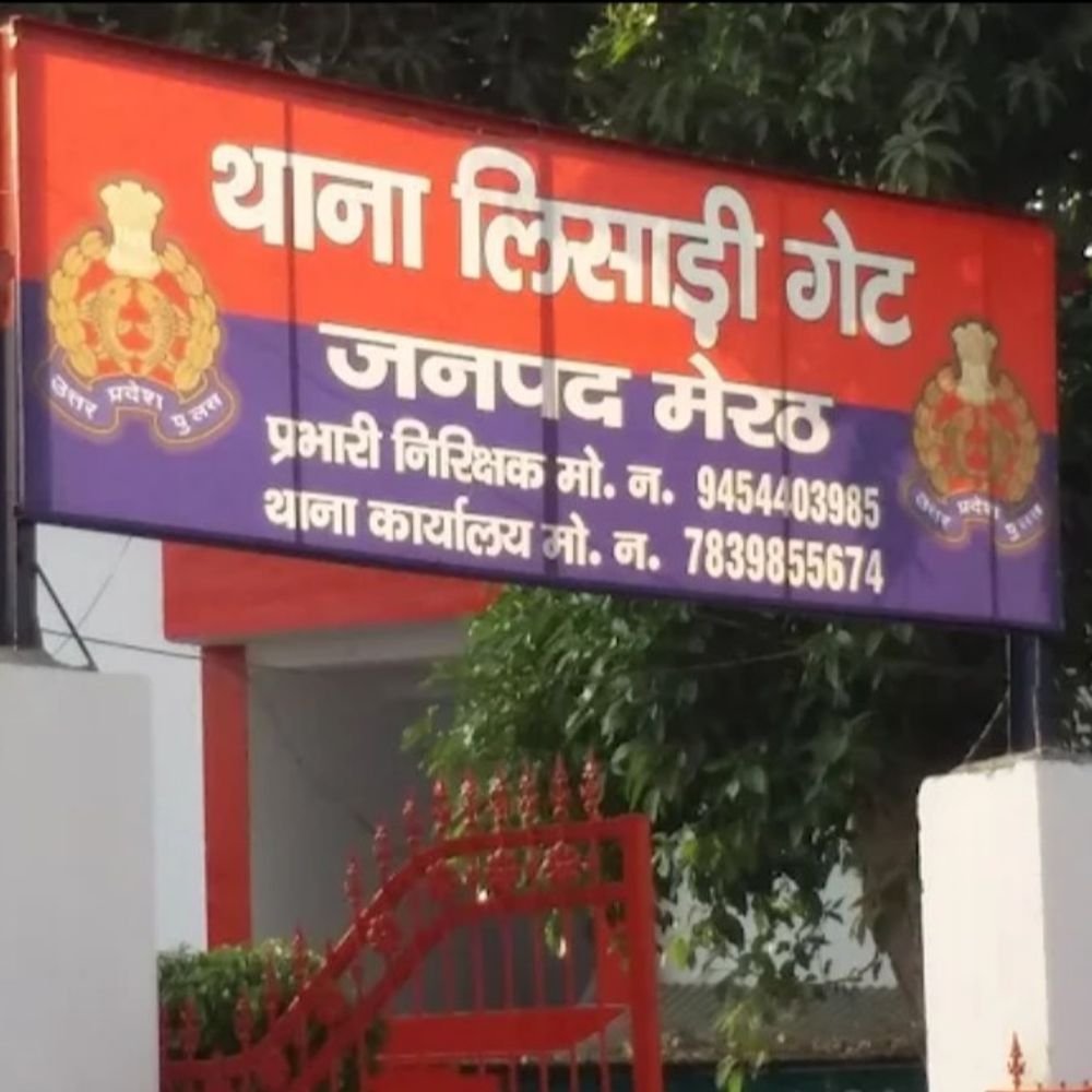 मेरठ में किराए के मकान से 60 किलो बारूद मिला:आबादी के बीच आतिशबाजी बनाने की तैयारी थी, आरोपी फरार और मकान मालिक गिरफ्तार