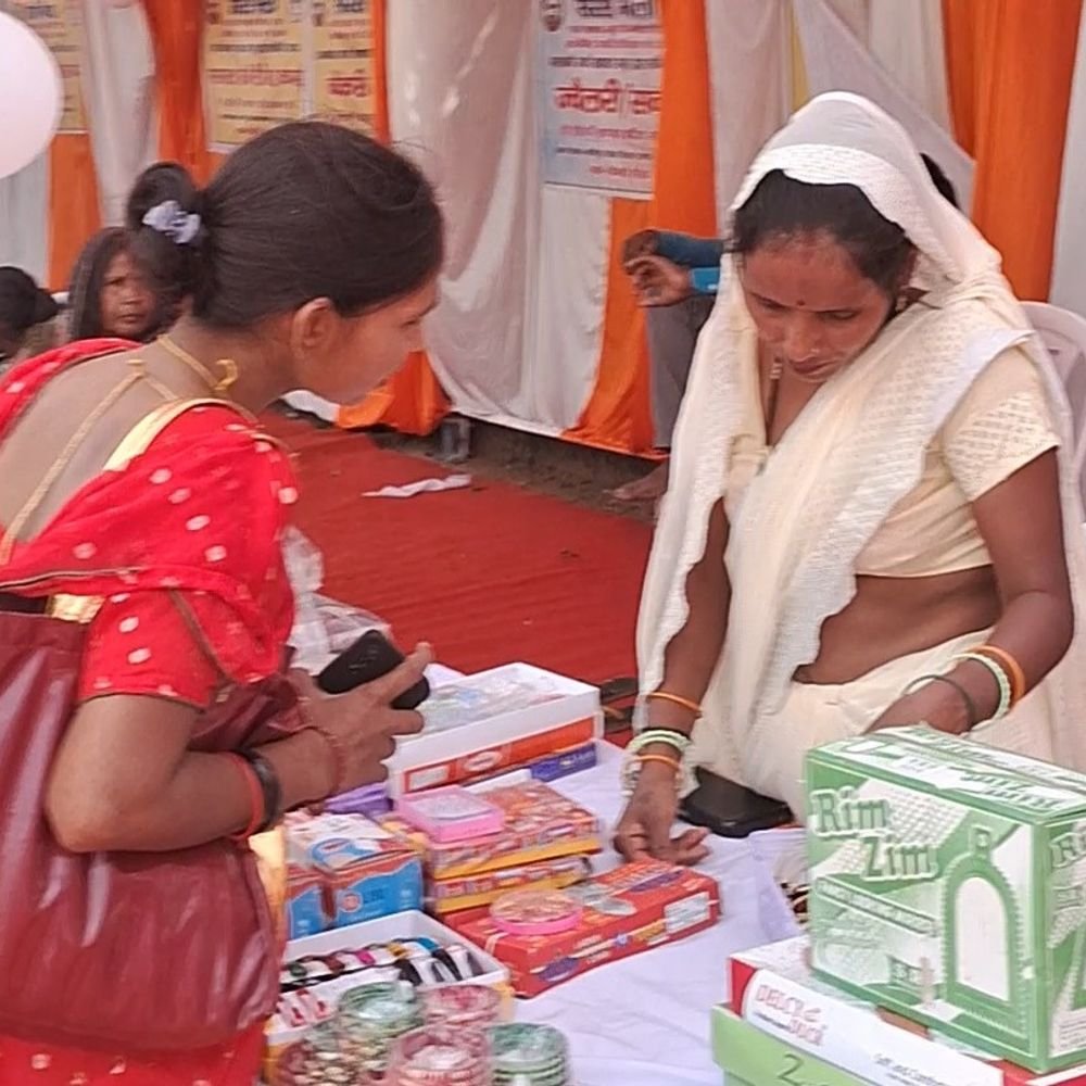 इटावा में तीन दिवसीय सरस मेले का शुभारंभ:स्वयं सहायता समूह की महिलाओं ने लगाए स्टॉल, स्वनिर्मित उत्पादों की सराहना