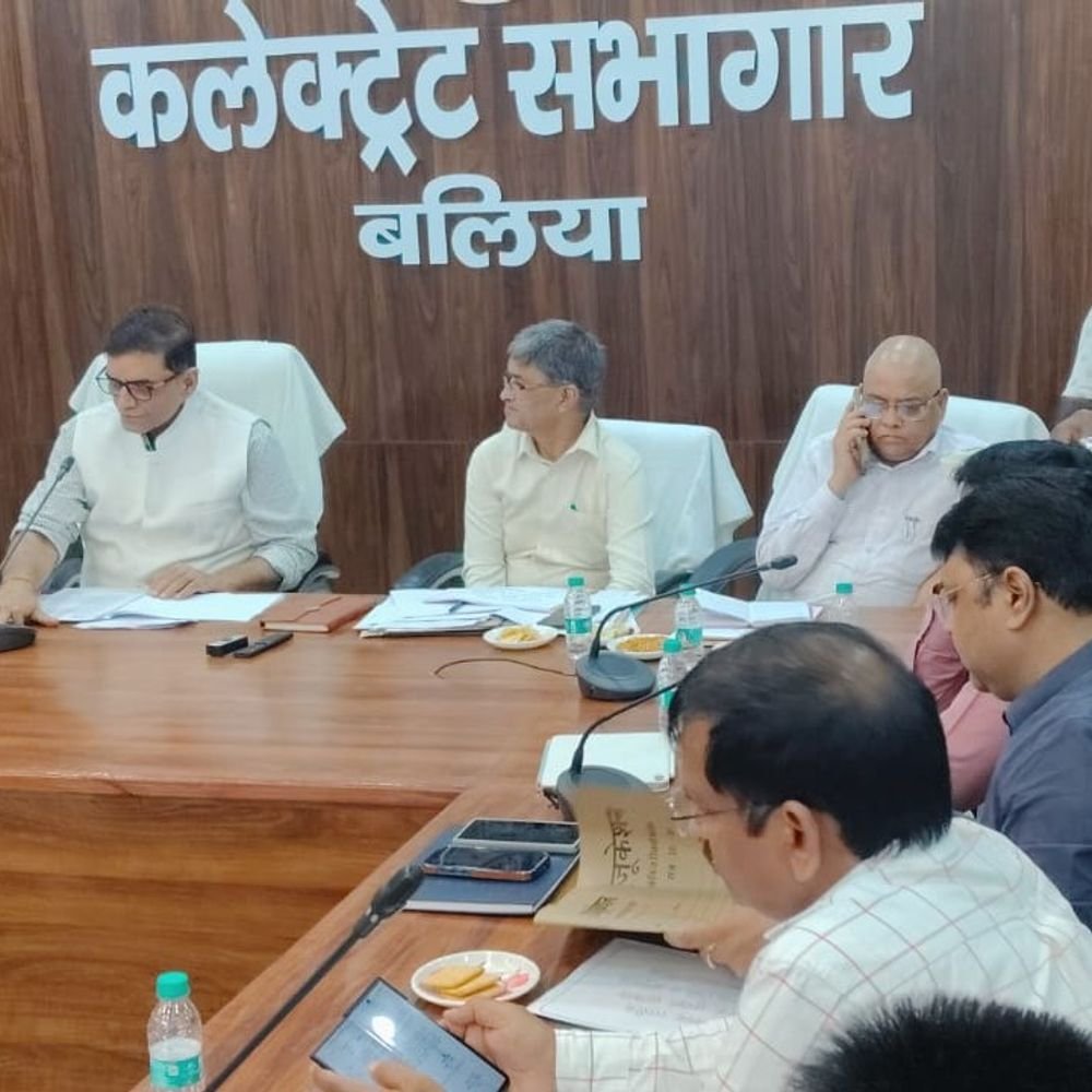 घायलों को अस्पताल पहुंचाने पर 25 हजार का इनाम:बलिया में डीएम ने दिए निर्देश, सड़क सुरक्षा समिति की बैठक में फैसला