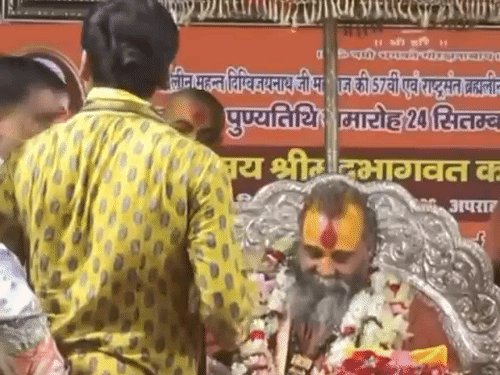 अपने आचरण से बच्चों को उत्तम संस्कार दें माता-पिता:गोरखनाथ मंदिर में आयोजित श्रीमद़भागवत कथा में बोले कथा व्यास स्वामी राजेंद्रदास