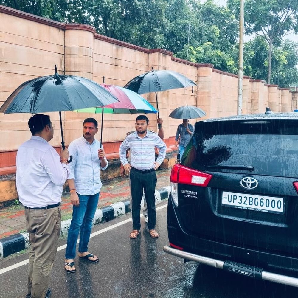 लखनऊ में भारी बारिश से शहर में जलभराव:पानी से थमी रफ्तार, डीएम ने सड़कों पर उतरकर व्यवस्थाओं का जायजा लिया