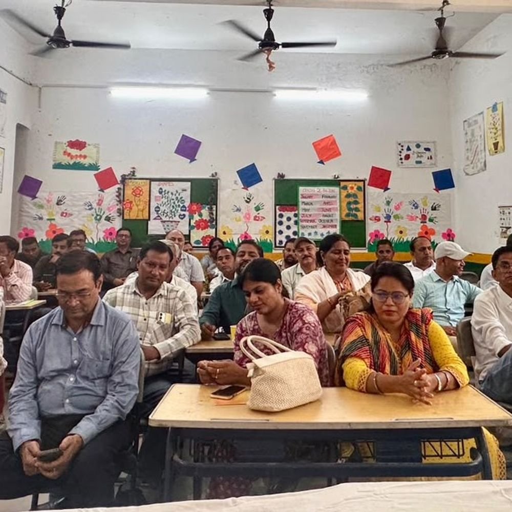 आगरा में शिक्षकों की बैठक:विद्यालयों में सफाई व्यवस्था पर चिंता जताई, अधिकारियों का घेराव करने की चेतावनी