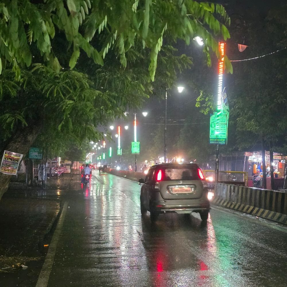 मऊ में 12 घंटे से तक बारिश:देर रात को झमाझम बरसे बादल, तापमान 8 डिग्री गिरा
