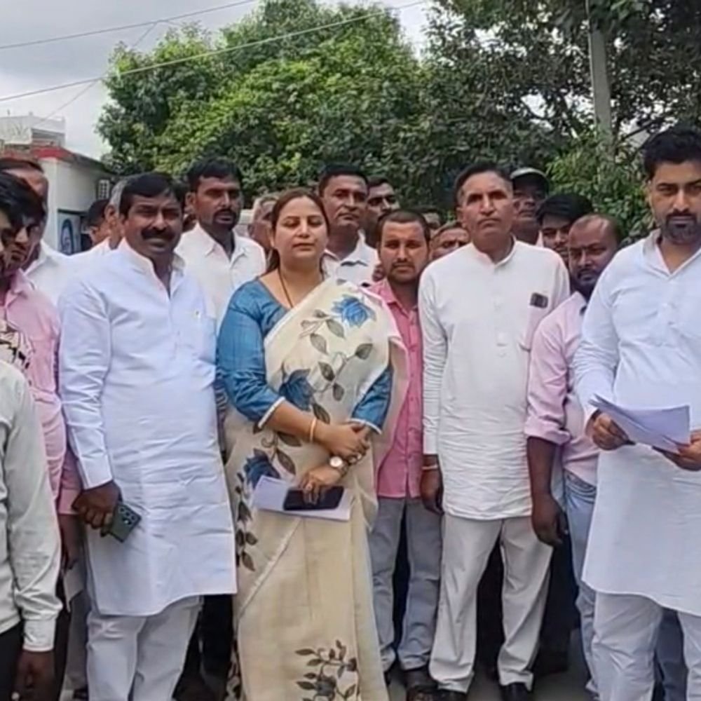 सम्भल में एक्सप्रेस-वे अलाइनमेंट बदलने की मांग:असमोली विधायक ने डीएम को सौंपा ज्ञापन, कई गांवों की जमीन प्रभावित होने की आशंका