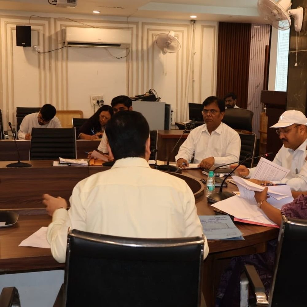 डीएम ने स्वच्छता समिति की बैठक में निर्देश दिए:व्यक्तिगत शौचालय निर्माण का फिर से सर्वे कराएं, प्लास्टिक वेस्ट यूनिट भी जल्द चालू करें