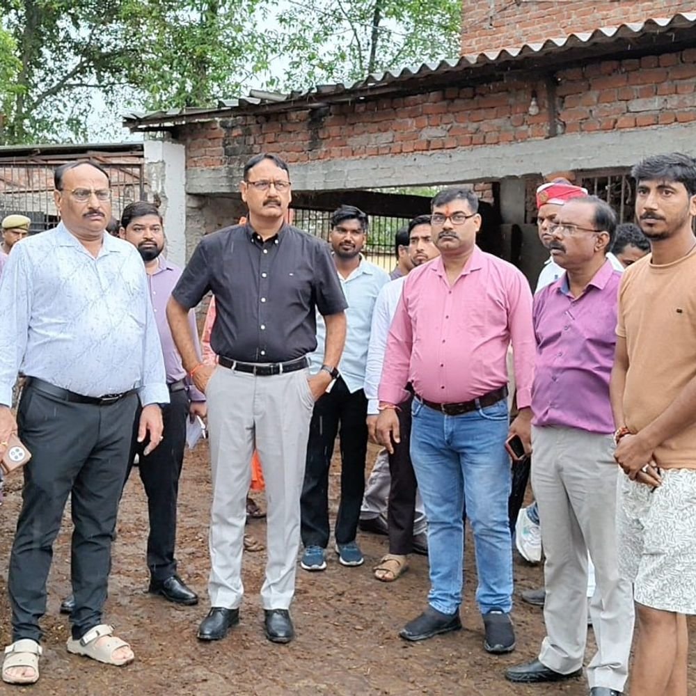 पीलीभीत जिलाधिकारी ने देवीपुरा गौशाला का औचक निरीक्षण किया:अव्यवस्थाएं देखकर भड़के, मुख्य पशु चिकित्साधिकारी और बीडीओ से मांगा जवाब