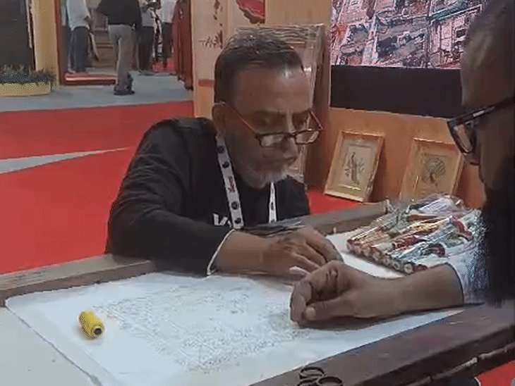 ज्वेल कारपेट बनाने में लगते हैं डेढ़ महीने:तांबे पर चढ़ता है सोने का पानी, आगरा के ताज हैंडीक्राफ्ट स्टॉल पर दिखा हाथ का हुनर