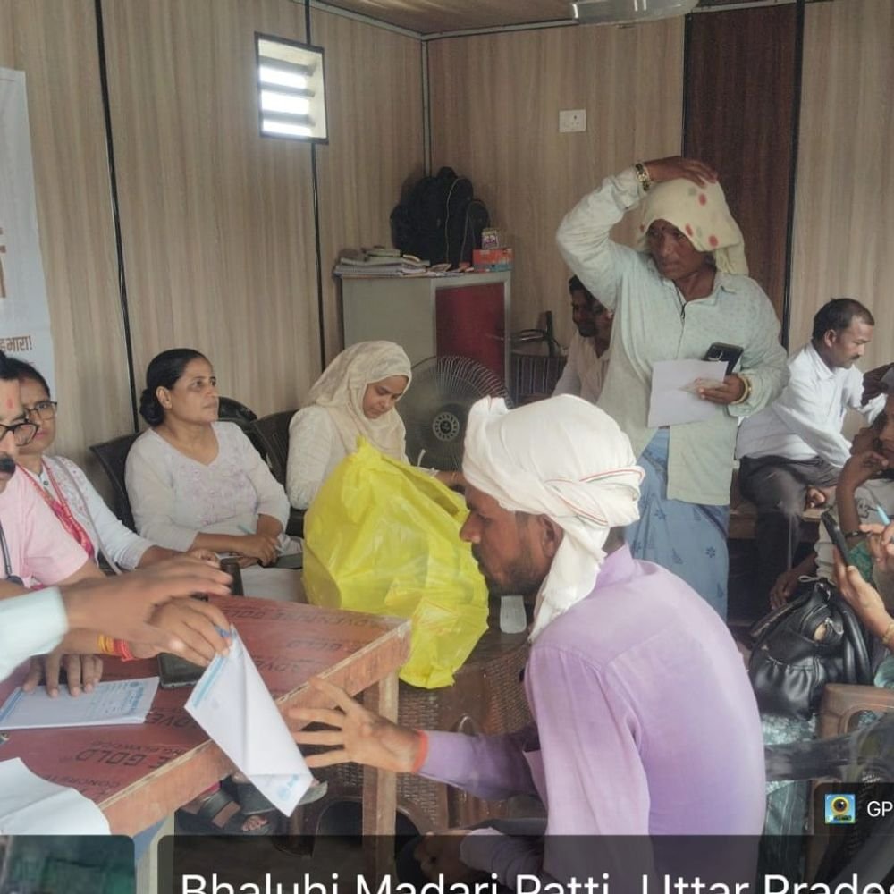 कुशीनगर में सेवा संकल्प अभियान:स्वास्थ्य शिविर में 82 श्रमिकों की जांच कर दवाएं दी; श्रम विभाग में रजिस्ट्रेशन किया