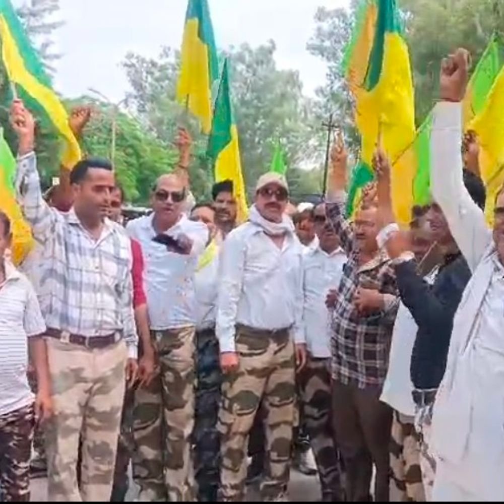 ललितपुर में भ्रष्टाचार के खिलाफ बुंदेलखंड विकास सेना का प्रदर्शन:जिले के विभागों में बिना पैसे काम नहीं होने का आरोप, प्रदर्शन में फिल्म कलाकार अशोक देवलिया भी शामिल