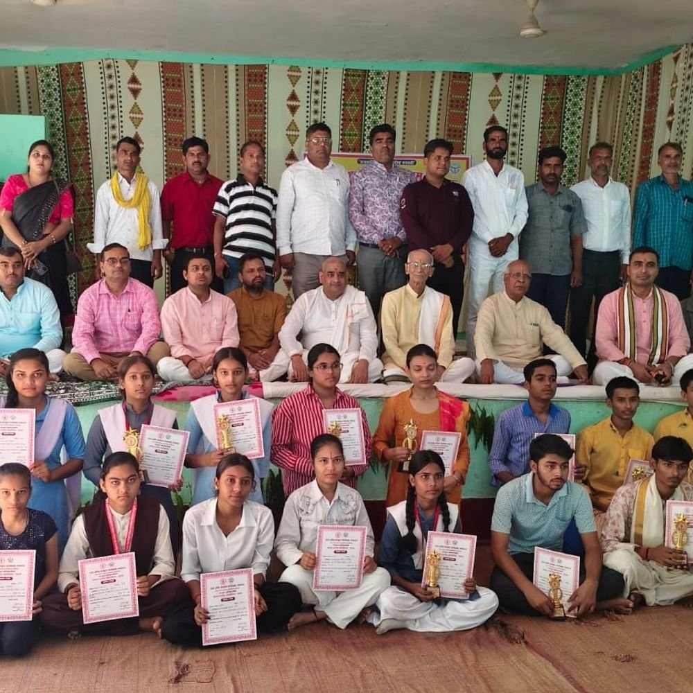 उरई में मंडलीय संस्कृत प्रतियोगिता:प्रो. त्रिपाठी बोले- साहित्य, संगीत और कला के बिना व्यक्ति की पहचान अधूरी
