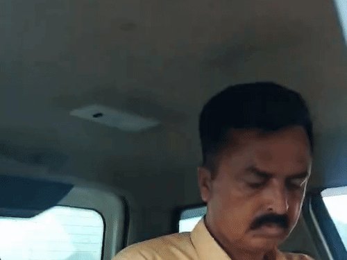 श्रद्धालुओं की बस रोककर सरकारी गाड़ी में वसूली:RTO ने अपने ही अफसर के निजी ड्राइवर पर FIR कराई, फिर बोले- चालान की थी रकम