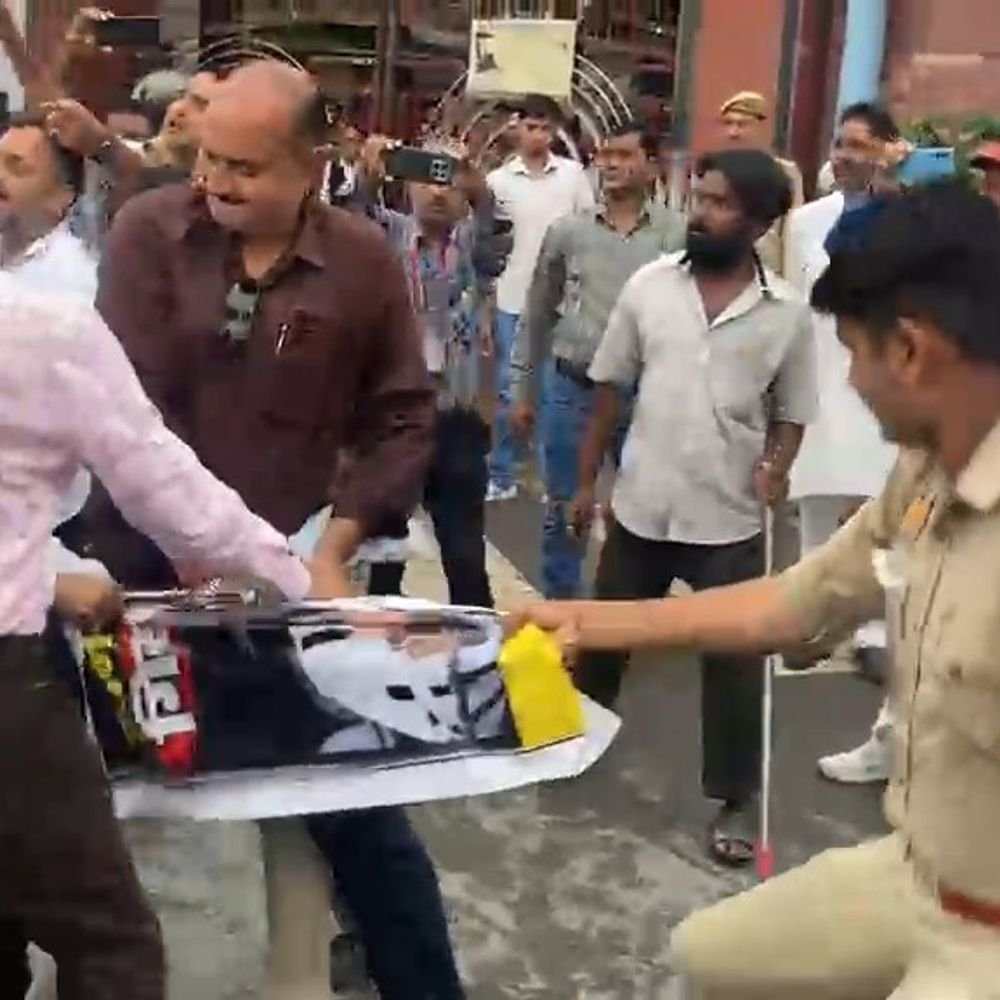 सहारनपुर में कलेक्ट्रेट गेट बंद मिला तो भड़के कांग्रेसी:ऊपर चढ़कर घुसने की कोशिश, पुलिस से धक्का-मुक्की, डीएम को ज्ञापन देने पहुंचे थे कांग्रेस कार्यकर्ता