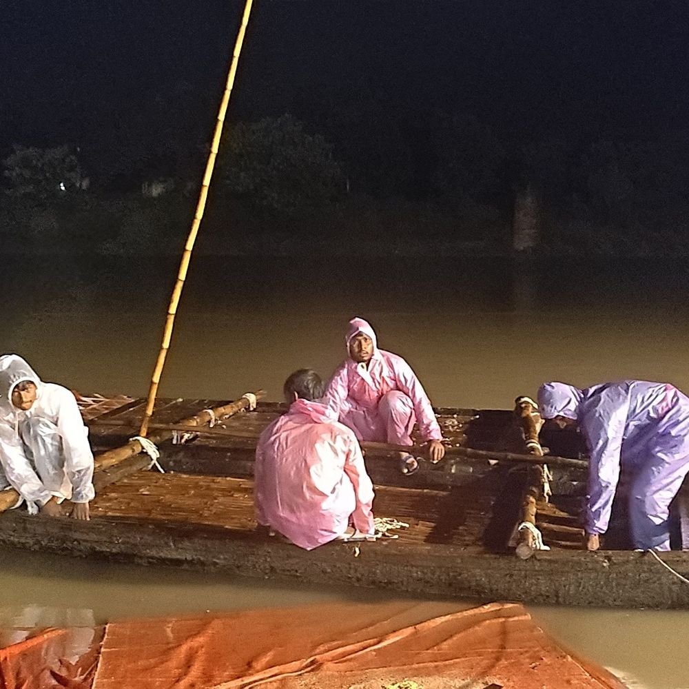 सुल्तानपुर में गोमती नदी का जलस्तर बढ़ा:सीताकुंड घाट की सीढ़ियों तक पहुंचा पानी: खतरे के निशान से 2 मीटर नीचे, डीएम ने किया निरीक्षण