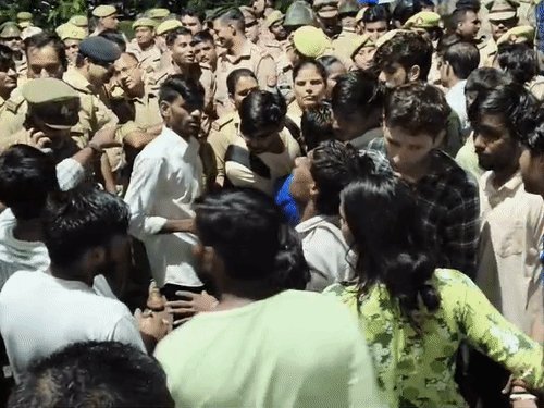 शकुंतला विश्वविद्यालय में ABVP के विरोध में दिव्यांगों का हंगामा:3 थानों की पुलिस और पीएसी तैनात; आरोप- कार्यक्रम में प्रवेश नहीं दिया