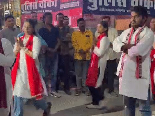 प्रयागराज में नुक्कड़ नाटक से सुनाई ‘नमो सेवा गाथा’:भाजपा ने उपलब्धियों की दिखाई झलक, पीएम मोदी के 25 साल के कार्यों की गाथा