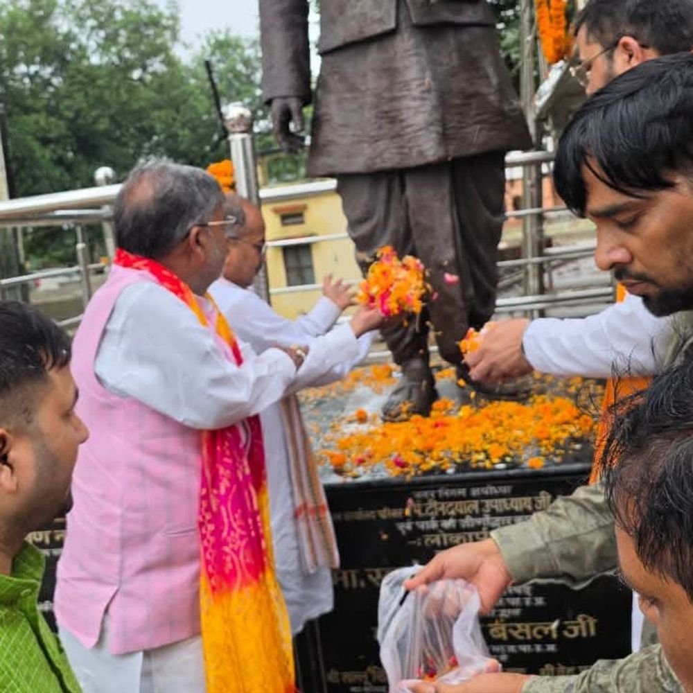 दीनदयाल उपाध्याय की जयंती पर अर्पित की पुष्पांजलि:विधायक और भाजपा जिलाध्यक्ष ने अंत्योदय के विचारों को आत्मसात करने का लिया संकल्प