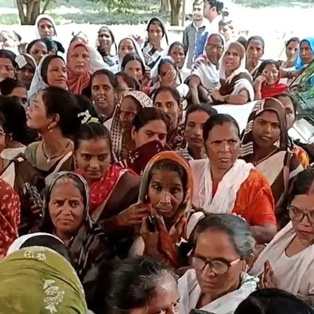 मांगों को लेकर आशा वर्कर्स ने सीएमओ कार्यालय घेरा:कलेक्ट्रेट में भी दिया ज्ञापन, कहा- 11 सूत्रीय मांगों पर सुनवाई हो