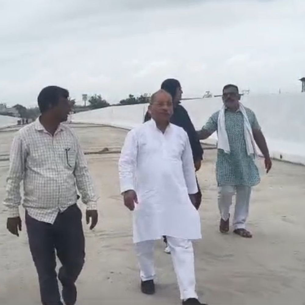 बागपत में आरओबी का सांसद ने किया निरीक्षण:काम को गुणवत्ता के साथ पूरा करने के निर्देश, जल्द शुरू होगा ट्रायल रन