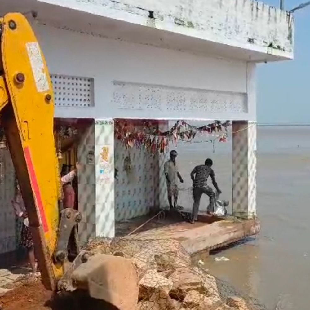 खतरे के निशान से 77 सेमी ऊपर सरयू:बाराबंकी में 1100 साल पुराने मंदिर तक पहुंची कटान, बचाने की आस में श्रद्धालु कर रहे पूजा