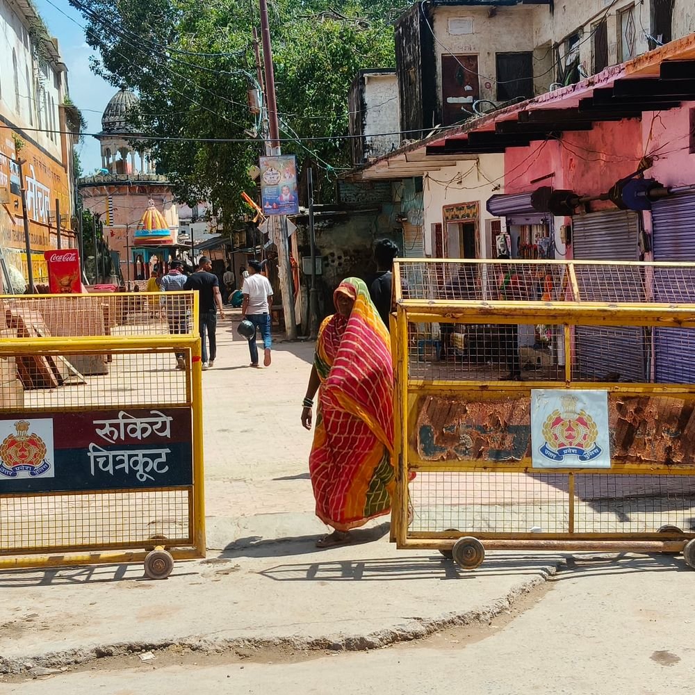 मंदाकिनी का जलस्तर कम हुआ, घाटों पर सफाई शुरू:22 दिन में दूसरी बार बाढ़ से दुकानदारों की बढ़ी परेशानी