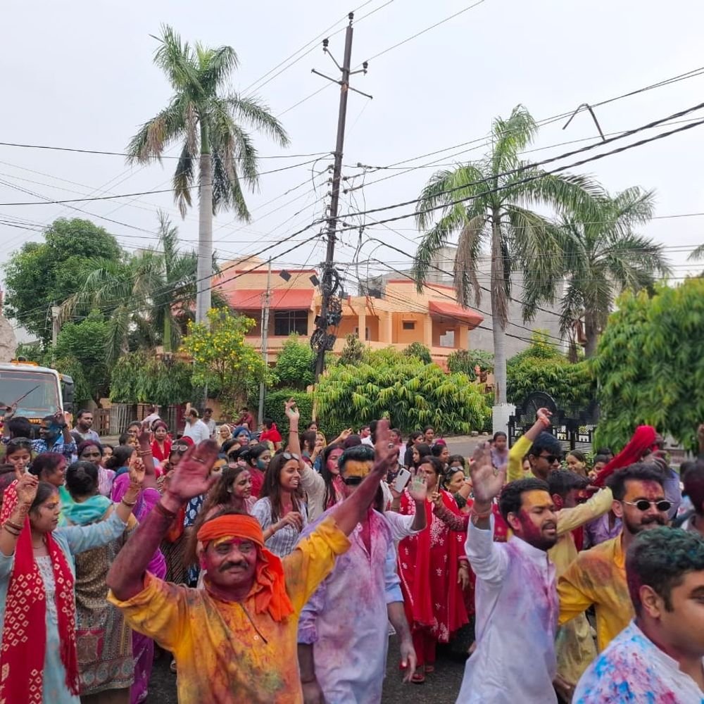 लखनऊ में गणेश प्रतिमा विसर्जन संपन्न:महाआरती के बाद गाजे-बाजे के साथ गोमती नदी में प्रतिमा प्रवाहित किया