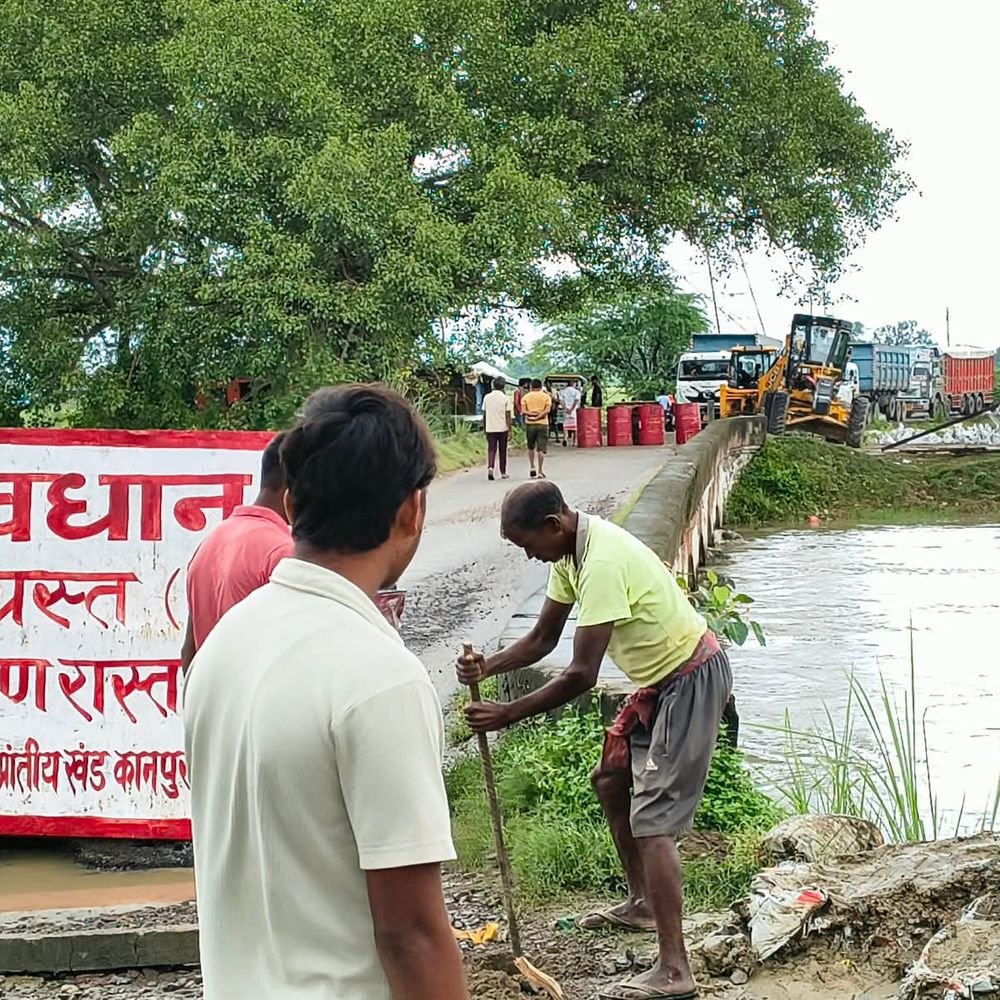 साढ़ में रामगंगा नहर का ब्रिटिशकालीन पुल धंसा,आवागमन बंद:भारी वाहनों पर रोक न लगाने से बढ़ा खतरा, लंबे समय से जर्जर था पुल