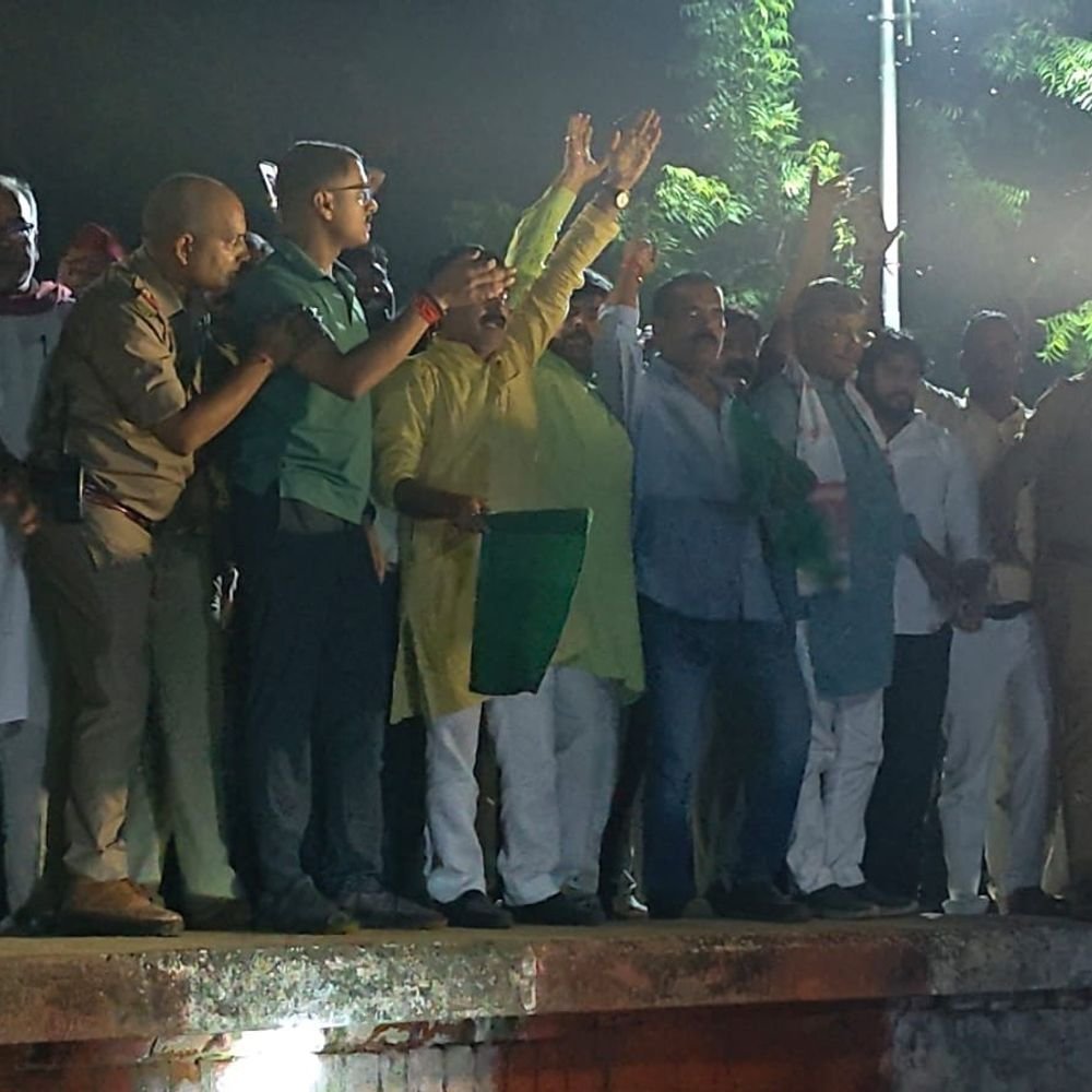 जौनपुर में ट्रेन के उद्घाटन पर सपा-भाजपा कार्यकर्ताओं में धक्का-मुक्की:झंडी दिखाने के दौरान लगे 'भाजपा जिंदाबाद' और 'अखिलेश यादव जिंदाबाद' के नारे