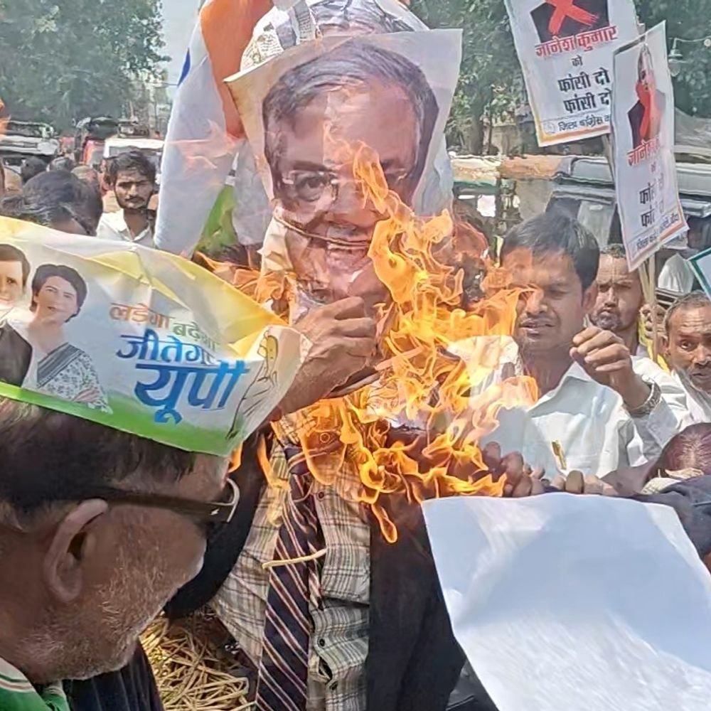 कांग्रेस ने चुनाव आयोग पर वोट चोरी का आरोप लगाया:सिर पर काली पट्टी बांधकर पुतला फूंका, 13 करोड़ नाम काटने का दावा