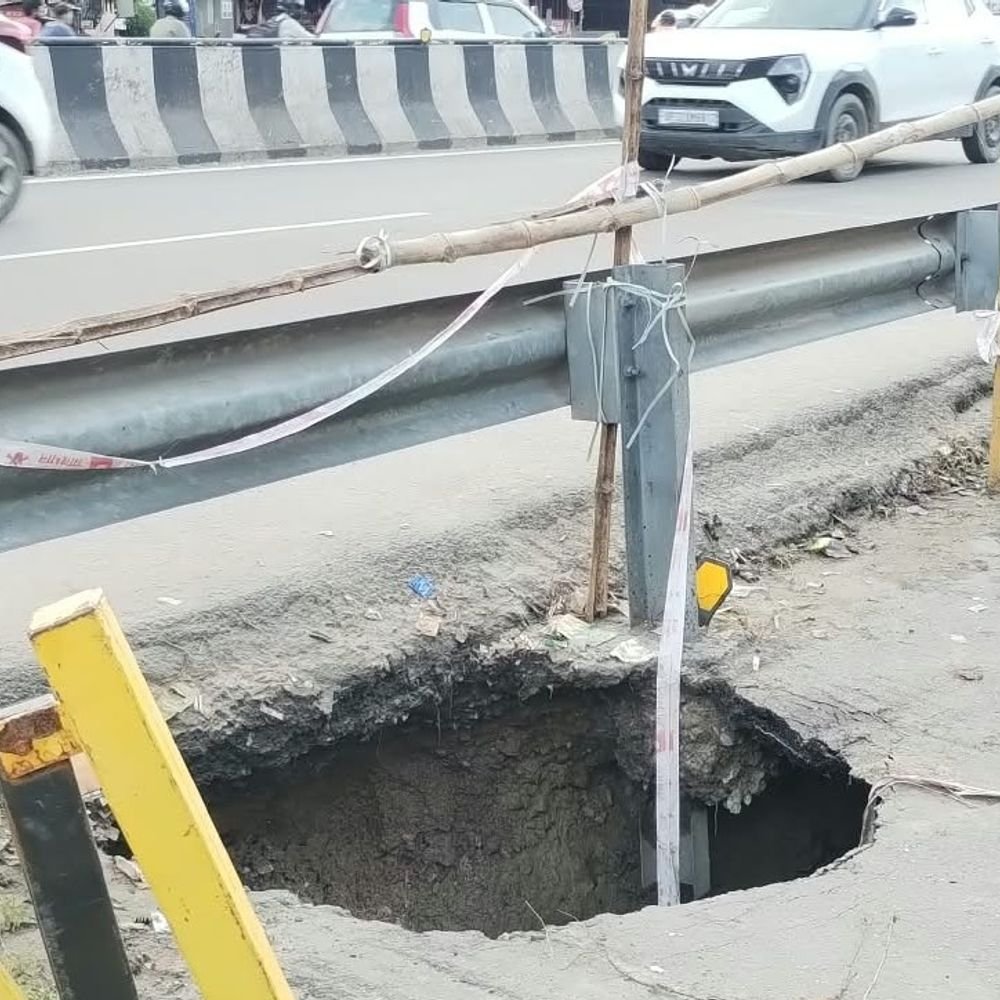 अयोध्या रोड पर इस्माइलगंज सर्विस लेन धंसी:पूर्व पार्षद ने मुख्यमंत्री को पत्र लिखकर तकनीकी जांच और स्थाई समाधान की मांग उठाई