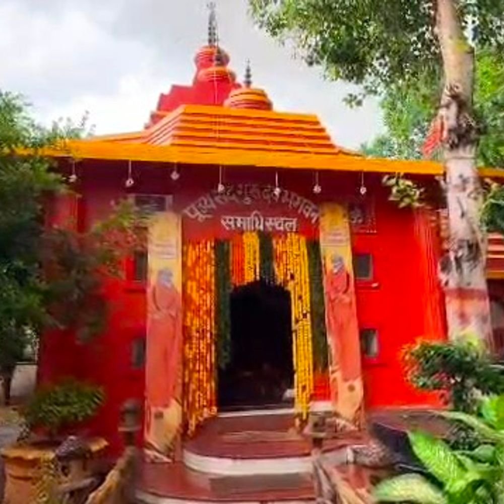 महंत नरेंद्र गिरि की पांचवीं पुण्यतिथि पर समाधि पूजन:देशभर के संतों ने चढ़ाए पुष्प, वैदिक मंत्रों के बीच हुआ महाप्रसाद वितरण