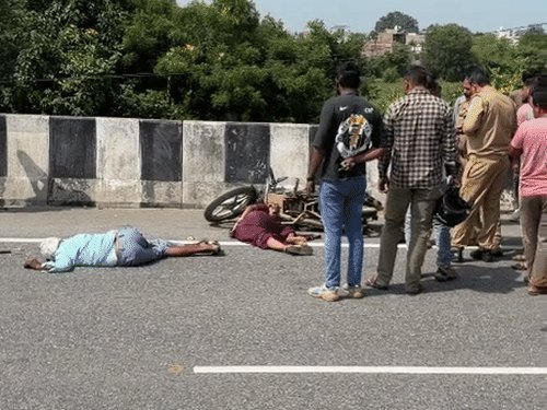 झांसी में एक्सीडेंट में पति-पत्नी की मौत:ग्वालियर-शिवपुरी हाइवे पर डिवाइडर से टकराई बाइक