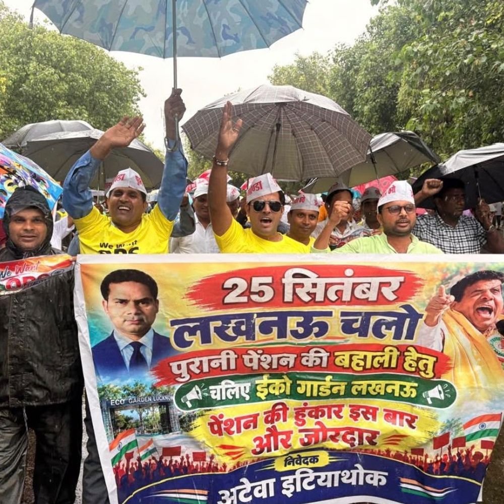 इटियाथोक से लखनऊ पहुंची अटेवा टीम:पुरानी पेंशन के लिए भरी हुंकार