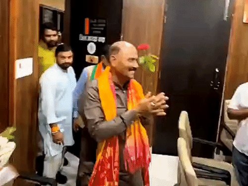 सरकार की उपलब्धियां घर-घर तक पहुंचाएं:भाजपा महानगर जिला प्रभारी ने प्रथम आगमन पर कार्यकर्ताओं को दिया जीत का मंत्र