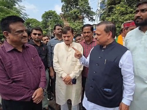 सड़क पर गड्‌ढे देख सांसद ने अफसरों को लगाई फटकार:बोले- 15 दिन में सड़क नहीं बनी तो CM से करेंगे शिकायत