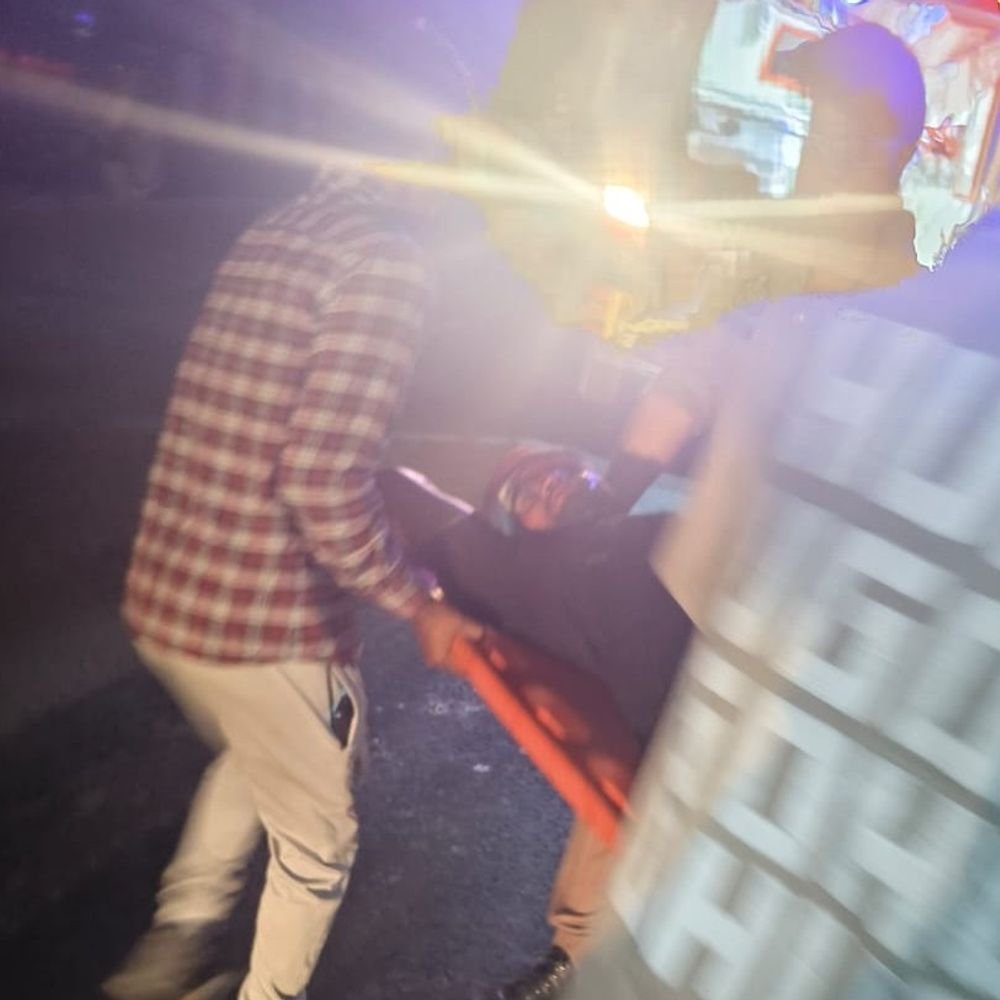 हाईवे पर खड़े खराब ट्रक में भिड़े 3 ट्रक, कार:इटावा में हेल्पर और चालक घायल, दो ट्रकों में फंसे चालक-हेल्पर का रेस्क्यू करके निकाला